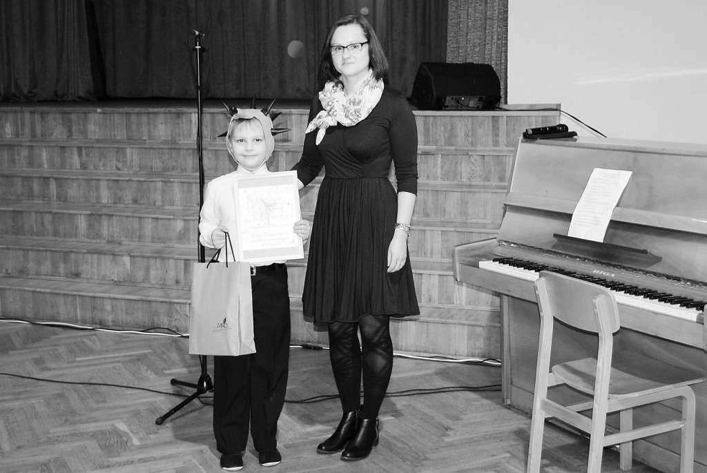 SIA “ZAAO” Vides izglītības projektu vadītāja Arita Smalkā-Boriseviča sveic konkursa “ZAAO pastkarte” uzvarētāju Aleksi Ziemiņu no Grundzāles.              
Autors: NO UZŅĒMUMA ARHĪVA