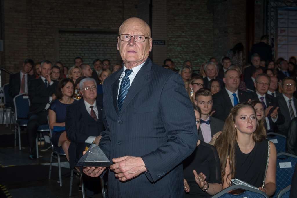 Gints Kukainis ‏@GintsKukainis   
Jānis Siliņš saņemot balvu par mūža ieguldījumu sportā saka paldies smiltenietim Ivaram Eisleram, lepojamies!
Autors: PUBLICITĀTES