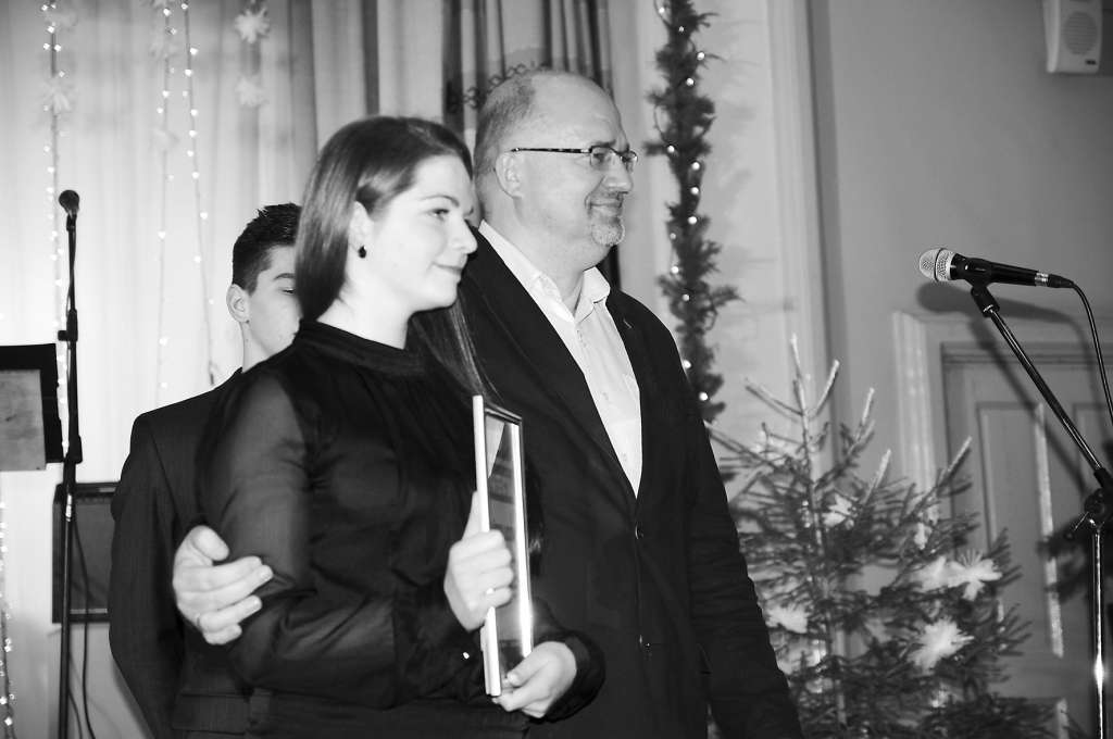 Valkas ģimnāzijas 12. klases skolnieces Dārtas Lozdas vārds un darbi paliks skolas vēsturē, jo jauniete ir pirmā, kas saņēma Venta Armanda Kraukļa personīgo stipendiju. 
Autors: INGA KARPOVA