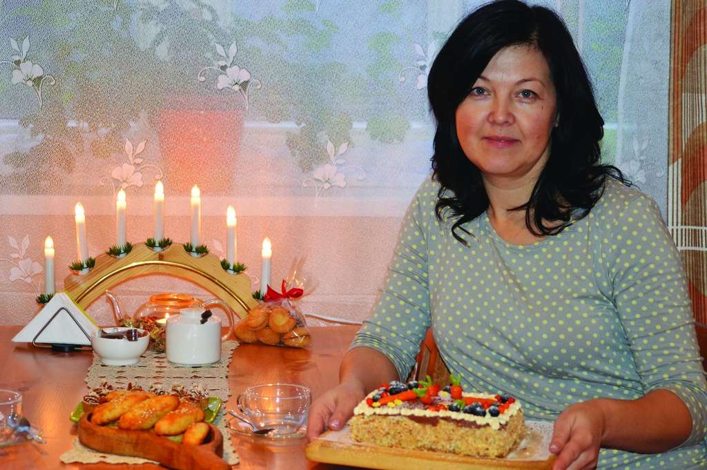 Šis gads smiltenietei Ligitai Šeferei paliks atmiņā ar līdzdalību Latvijas Televīzijas šovā “Kūku kari”, kur smilteniete iekļuva labāko kūku cepēju vidū – finālistu piecniekā.  Tagad Ligita  mūsu lasītājiem iesaka svētkos un ikdienā noderīgas receptes. 
Autors: SANDRA PĒTERSONE