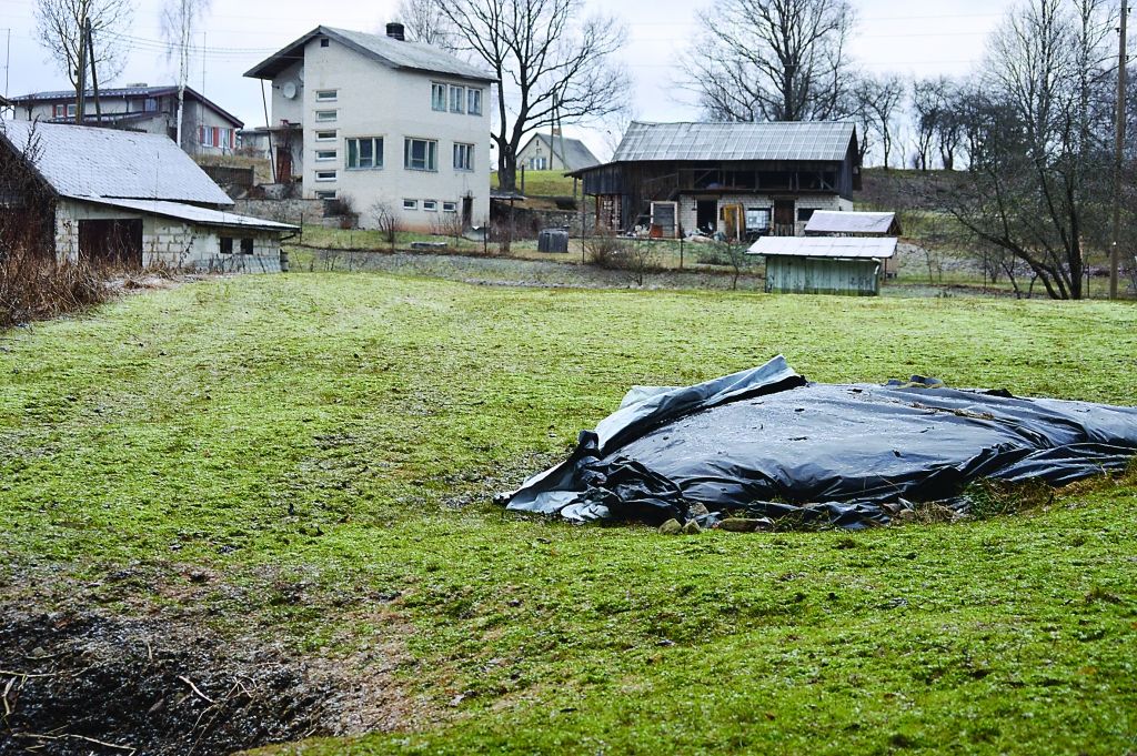 Šo pašvaldībai piederošo zemes gabalu Smiltenē, Drandu ielā 5c, kur pašreiz starp privātmājām un mežu atrodas pļava, perspektīvā ir plānots izmantot savrupmāju dzīvojamai apbūvei.                                       
Autors:  SANDRA PĒTERSONE