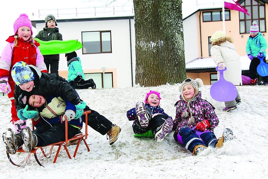 Šonedēļ Latvijā patiesi ir kārtīga, balta ziema, arī sals kniebj vaigos. Citiem laikapstākļi sagādā daudz neērtību un problēmu, taču pašiem mazākajiem iedzīvotājiem – patiesu prieku. Smiltenes bērnudārza “Pīlādzītis” audzēkņi pa dienas vidu kārtīgu jampadraci rada uz kalniņa, jo katram gribas izbaudīt ziemas prieku. Visi kā viens apgalvo, ka ārā nav auksts. Ir taču ziema!                                                                                                                             
Autors: FOTO: SANTA SINKA 