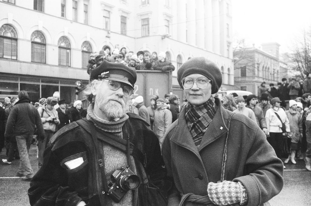 Fotogrāfe Māra Brašmane sastop kolēģi Juri Bindi barikāžu laikā janvārī.

Autors:  NO PERSONĪGĀ ARHĪVA
