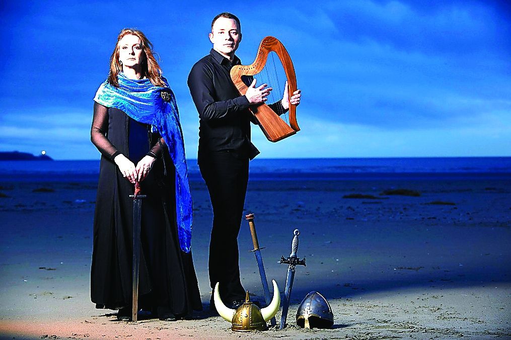 Īru mūziķu Moijas Brenanas un Kormaka de Baras duets ir bijis uz gandrīz visām lielākajām pasaules skatuvēm.                                         
Autors: PUBLICITĀTES FOTO