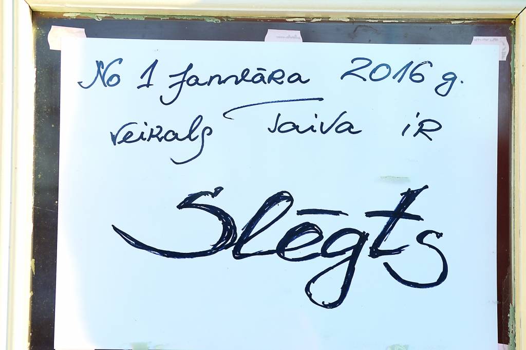 Taču tagad  Launkalnē vairs nav neviena veikala. Tuvākā vieta, kur ciema ļaudīm iepirkties, ir Smiltene. 