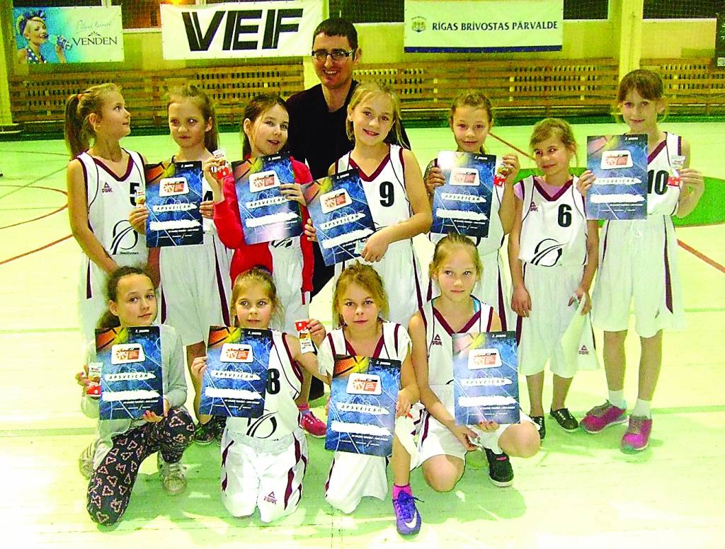 Smiltenes sporta skolas audzēknes atkal uzvarējušas basketbola turnīra “Kārums kauss” spēlēs. Komandā  ir: Samanta Dāboliņa (1. rindā no kreisās), Džeina Ikkerte, Annija Sīpola, Evelīna Daldere, Vikija Mihlenova (2. rindā no kreisās), Līna Kazaka, Laura Vilka, Līva Ragovska, Santa Jērcīte, Elvita Kurilika, Aivita Meinerte. Meitenes trenē Dzintars Ziediņš.                                                                                                                                                
Autors:  AIGARS MEINERTS