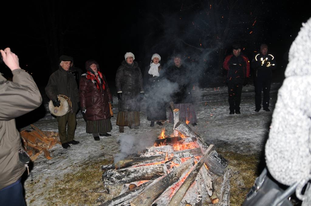 Valkas novadpētniecības muzeja parkā pie 1991. gada barikāžu piemiņas ugunskura atmiņās dalījās un uzdziedāja dziesmu draug kopa “Nāburgi”.                                                                                                                     
Autors:  INGA KARPOVA
