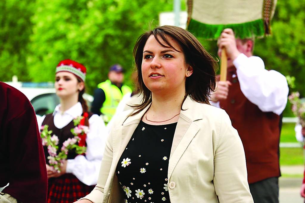 Smiltenes pilsētas kultūras centra vadītāja Ilze Jēkabsone labprāt ne tikai organizē pasākumus, bet pati tajos arī iesaistās, esot līdzās pašdarbniekiem.                                                                                                                                             
Autors:  SANTA SINKA
