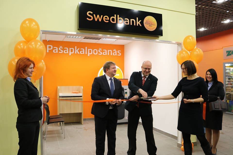 Valkā atklāj Swedbank filiāli.
Autors: PUBLICITĀTES
