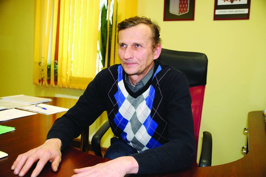 Jānis Lapsa uzskata, ka visdārgākā ir ceļu uzturēšana, tādēļ pagasts nopircis traktoru un piekabināmo greideri, lai pašu spēkiem rūpētos par ceļiem.                                                                                                                                 
Autors:  AIVARS ZILBERS
