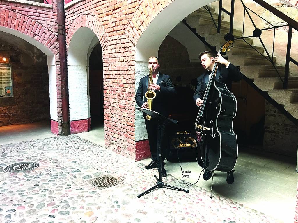 Ilmārs Priede (no labās) muzicē kopā ar Ventspils bigbenda vadītāju džeza mūzikas koordinatoru pilsētā saksofonistu Renāru Lāci Livonijas ordeņa pilī Ventspilī.                                                      
Autors: NO ILMĀRA PRIEDES PERSONĪGĀ ARHĪVA