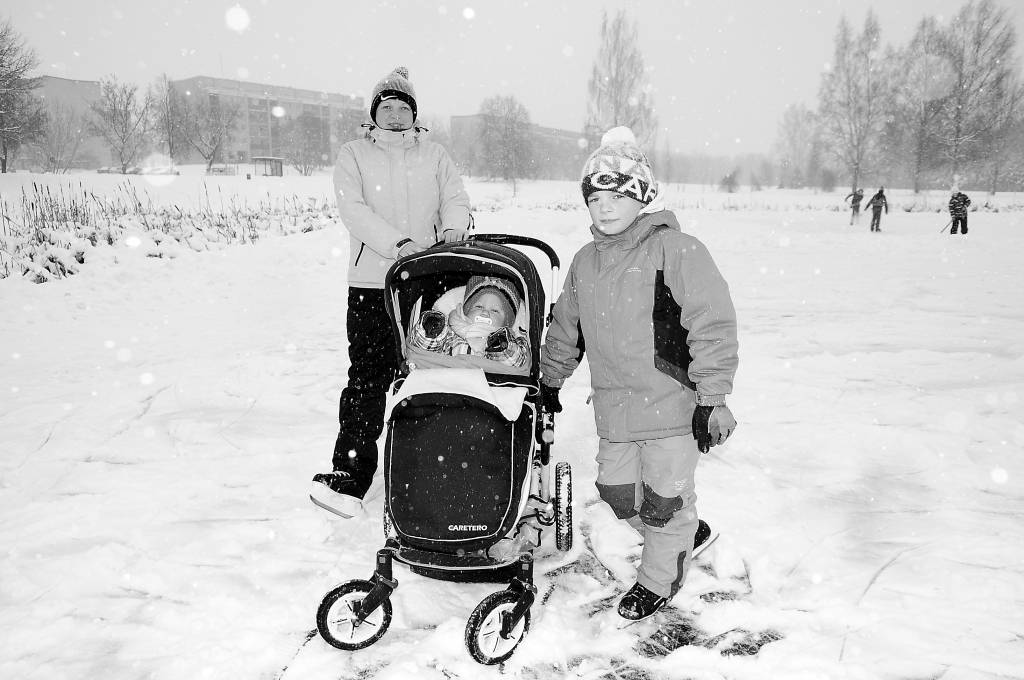 Valcēniete Monta Sebre katru dienu kopā ar dēliem – Martinu un Miku – slido uz Rūjienas ielas dīķa izveidotās slidotavas.                                                                                                                                                               
Autors:  INGA KARPOVA