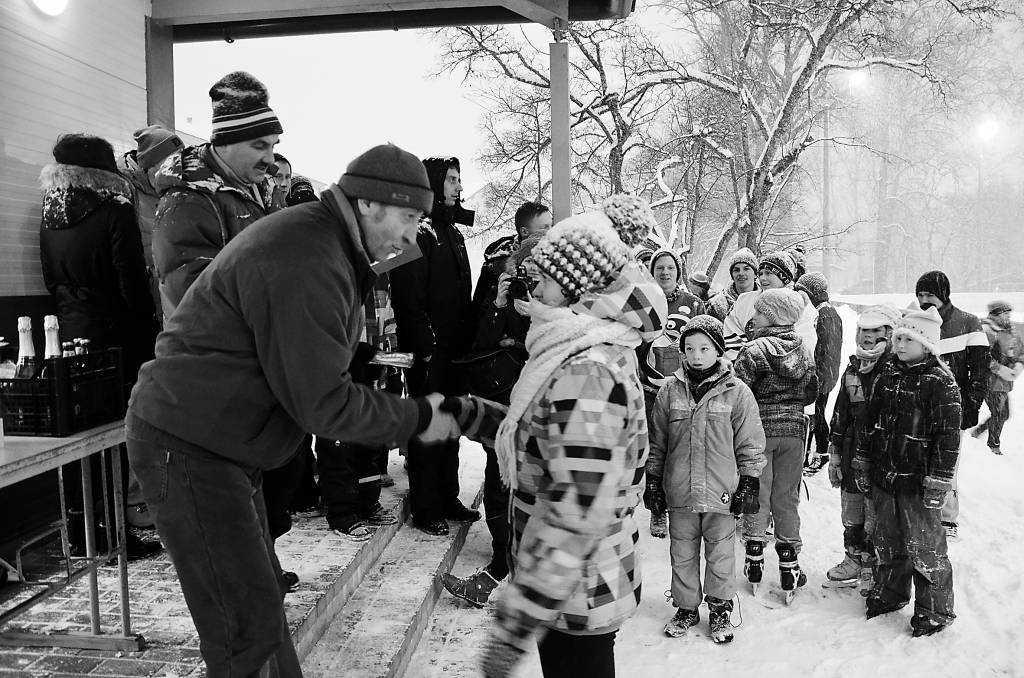 Pagasta pārvaldnieces vietnieks Fēlikss Bošs apsveic sacensību uzvarētājus.                                                                                                                                              
Autors:  VILNIS VILGUTS