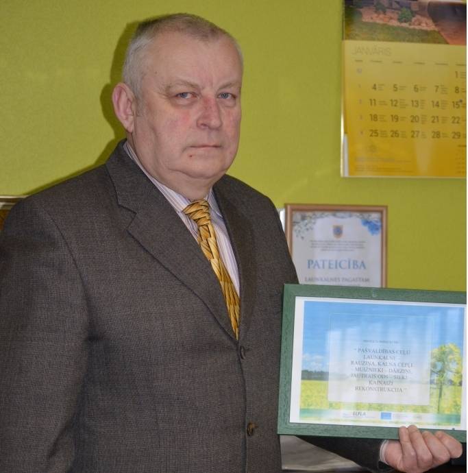 Launkalnes pagasta pārvalde jau agrāk saņēmusi pateicību par pašvaldības ceļu rekonstrukciju, piesaistot Eiropas naudu. Tagad pašvaldība šajā pagastā pārņems vēl divus jaunus ceļu posmus -  vienu no Zemkopības, otru no Satiksmes ministrijas, norāda Launkalnes pagasta pārvaldnieks Māris Lazdiņš.                                                         
Autors:  SANDRA PĒTERSONE