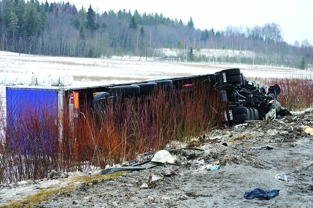 Smagā automašīna grāvī atradās vēl nākamajā dienā pēc avārijas. Šosejas malā vakar bija arī   iedegta svecīte traģiski bojā gājušā uzņēmēja, mikroautobusa  vadītāja piemiņai.                                               
Autors:  SANDRA PĒTERSONE