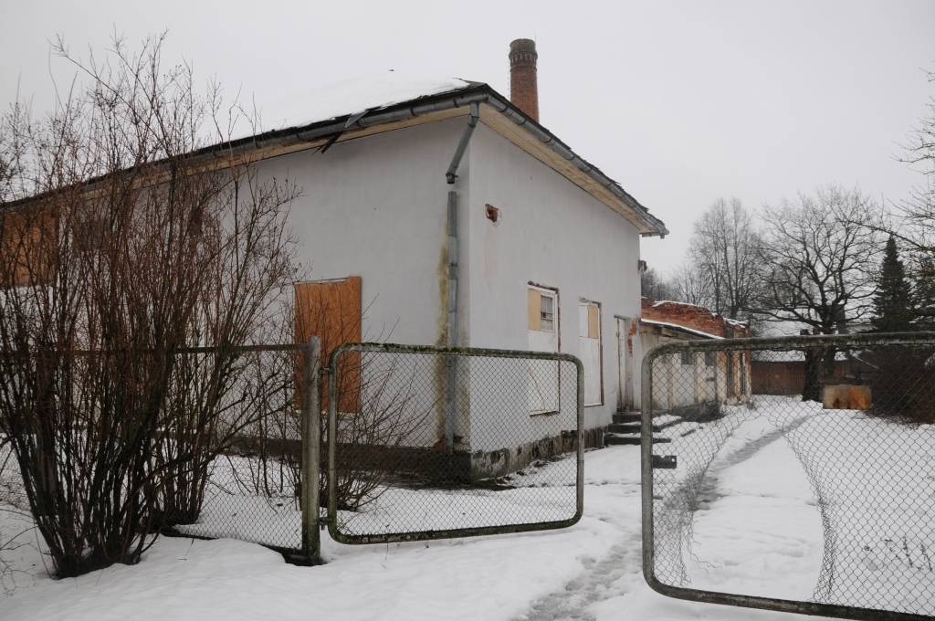 Jau vairākus gadus bijušā pienotavas ēka, kas atrodas gandrīz pašā pilsētas centrā, ir neizmantota un tās apkārtne prasīties prasās pēc saimnieka rokas. Uzņēmēji no Tallinas apsolījuši šo teritoriju savest kārtībā. 

Autors:   INGA KARPOVA