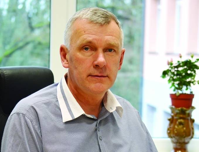 Smiltenietis Aivars Birkenšteins nesūrojas par dzīvi un ar prieku dara savu darbu, kaut galva jau esot sirma. 
Autors:  SANDRA PĒTERSONE