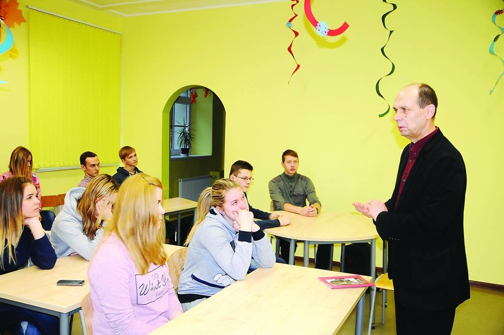 1991. gada barikāžu muzeja direktors Renārs Zaļais uzskata, ka lekcija par barikādēm skolēniem nav tik iedarbīga kā vienkārša saruna. 

Autors:  AIVARS ZILBERS