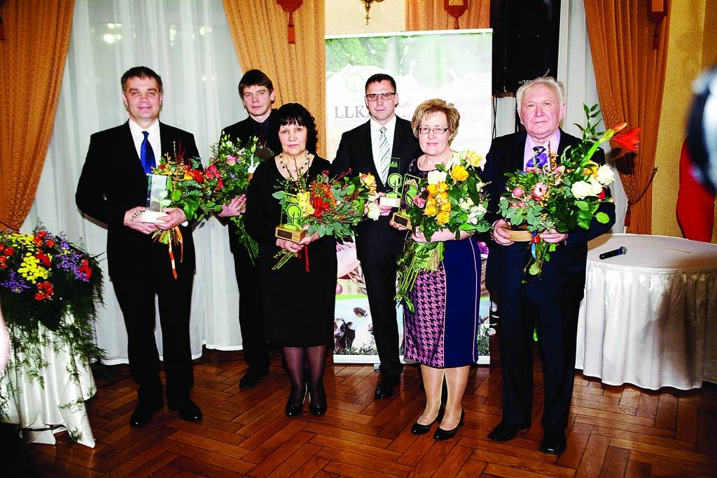 Speciālbalvas par lielākajām investīcijām Bīriņu pilī saņēma kooperatīva “Mežsaimnieks” valdes loceklis Grigorijs Rozentāls (no kreisās), kooperatīva “Daiva” valdes priekšsēdētājs Arnis Ķibers, piena ražošanas kooperatīva “Bites” vadītāja Biruta Podniece, “VAKS” valdes priekšsēdētājs Indulis Jansons, kooperatīva “Avots” vadītāja Valentīna Avgustova un kooperatīva “Straupe” valdes priekšsēdētājs Imants Balodis. 

Autors:  NO LAUKSAIMNIECĪBAS KOOPERATĪVU ASOCIĀCIJAS ARHĪVA