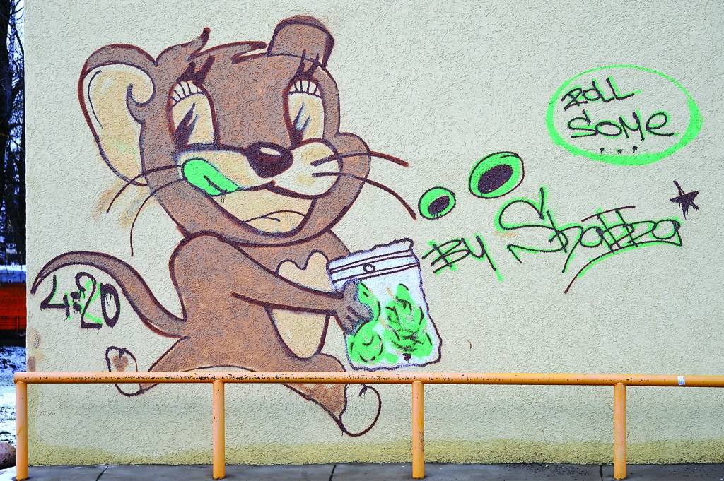 Atšķirībā no vecāka gadagājuma cilvēkiem jaunieši uzreiz saprot, ko burciņā nes šajā  grafiti  uzzīmētā pele, un jokojot taujā, kur tad Smiltenē var nopirkt peles reklamēto marihuānu.                                            
Autors: SANDRA PĒTERSONE