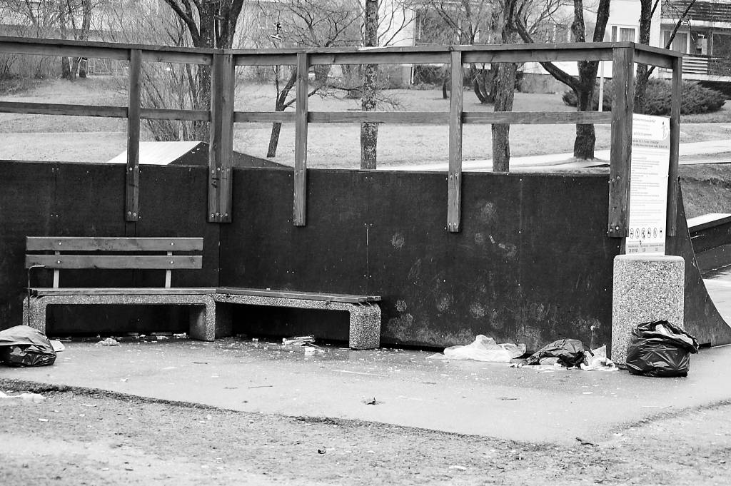 Šo vietu Smiltenes skeitparkā savai atpūtai izveidojušas nezināmas personas, kuras diemžēl aiz sevis rada izgāztuvi. “Kam tas ir jāsakopj?” jautā cilvēki.                                                                                                 
Autors:  SANDRA PĒTERSONE