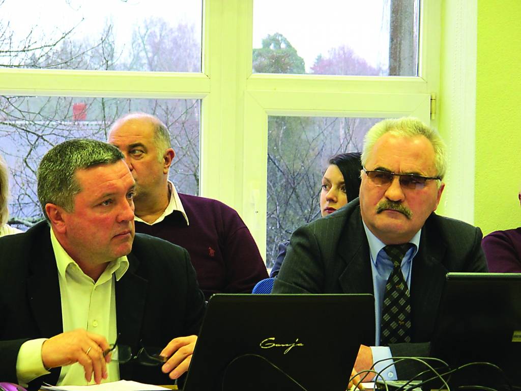 Valkas novada deputāti Aivars Sjademe (no kreisās) un Aivars Gailis ir otrie pelnošākie deputāti, kuri pērn decembrī un šogad janvārī 40 darba stundas veikuši deputāta pienākumus.                                                    
Autors:  INGA KARPOVA