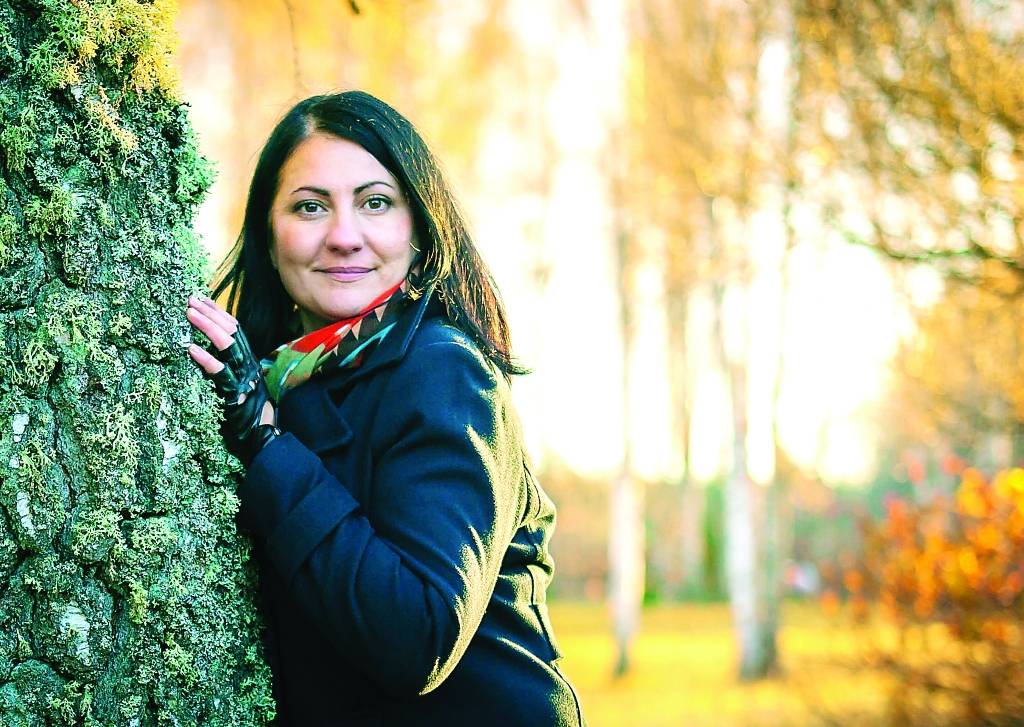 Mēs, smiltenieši, tāpat kā jebkuras citas pilsētas vai pagasta iedzīvotāji, esam pieraduši pie vides, kurā dzīvojam. Dodoties savās ikdienas gaitās, šķiet, apkārt nekas nemainās, tās pašas ēkas, ainavas, ielas, cilvēki. Taču gada laikā sociālo tīklu lietotāji pamanījuši fotogrāfijas, kuras uzlūkojot, dažkārt aizraujas elpa, cik skaista patiesībā ir vieta, kurā dzīvojam. Gribas uzreiz doties ārā, uzkāpt kalnā un savām acīm redzēt, kā zeltainās ziemas vakara debesis un daudzās lampiņas namu logos un laternu stabos izgaismo pilsētu. Tikpat aizraujoši ir vērot fotogrāfijas ar kukainīšiem tuvplānā vai sēņu daudzveidību mežā. Šādu un vēl daudzu cita rakstura fotogrāfiju autore ir smilteniete Evija Ziemiņa, kura savulaik uzvarēja laikraksta “Diena” rīkotajā reģionālo laikrakstu kalendāra fotokonkursā. Fotografēšana, tāpat kā gleznošana, ir Evijas vaļasprieks, ikdienā viņa  glābj cilvēkiem dzīvību, jo strādā neatliekamās medicīniskās palīdzības Smiltenes brigādē. Papildu tam jau aptuveni astoņus gadus par mediķi strādā arī Gulbenes 25. kājnieku bataljonā. Evija ir sieviete ar “krampi”, temperamentīga un adrenalīna alkstoša, tajā pašā laikā ar mākslinieces dvēseli, kas, lai iemūžinātu īsto mirkli, ir gatava kaut pusi dienas gulēt kupenā ar fotoaparātu rokās.                                                                                                                                                        
Autors:  NO PERSONĪGĀ ARHĪVA  