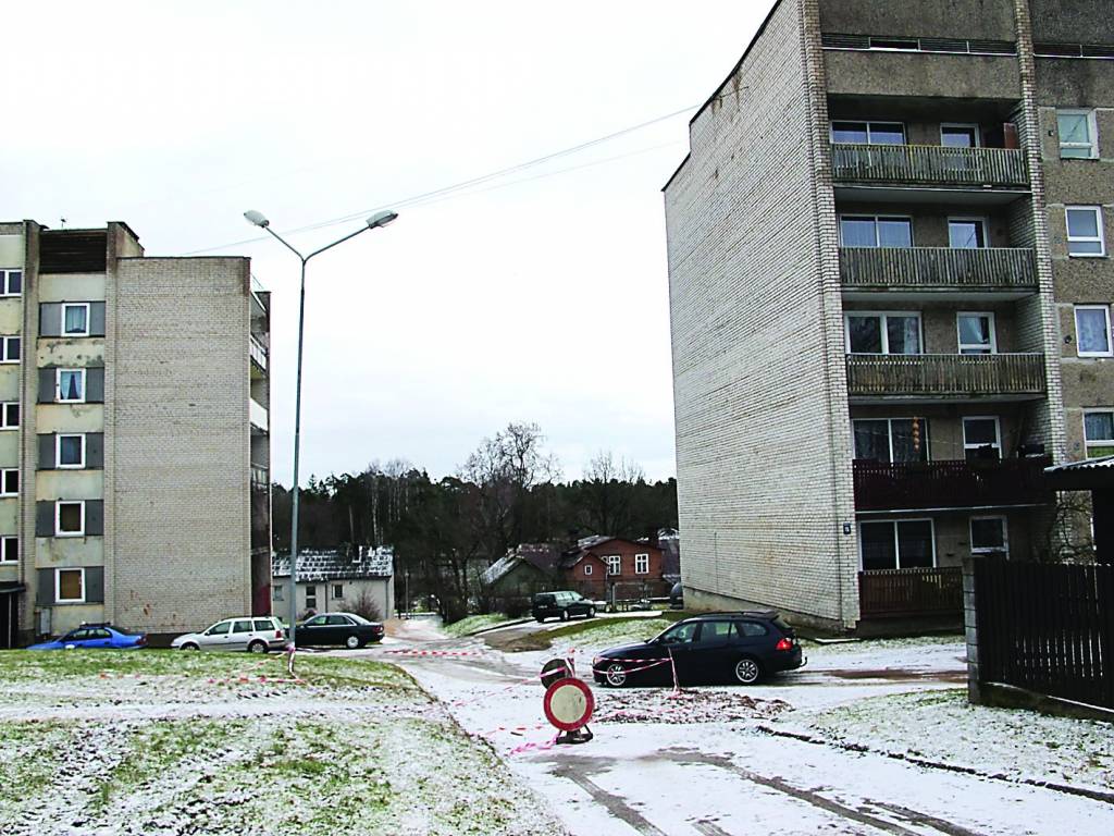 Valkas novada domes Ūdensapgādes un kanalizācijas nodaļas vadītājs Gundars Avotiņš sola, līdz ko avārijas vietā pazudīs šķidrā grunts masa, te uzbērs šķembas un sakārtos izbraukāto zaļo zonu. Visticamāk, tas būs uz pavasara pusi.                                                                                 
Autors:   INGA KARPOVA