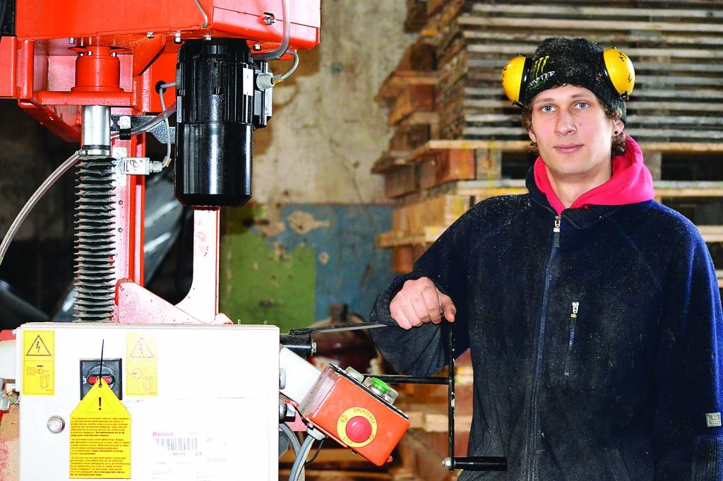 Smiltenietis Kristaps Gailītis papildu studijām augstskolā ir atvēris Variņos pats savu kokapstrādes ražotni un investējis privāto naudu gan ēkā, gan iekārtās, arī lentzāģī ar datorizētu vadību.    