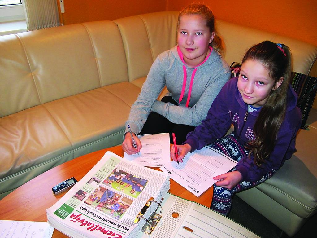Valkas pamatskolas 6.b klases skolnieces Ance Studente (no kreisās) un Sandra Poikāne raksta: “Kad nonācām līdz tai zinošajai “Ziemeļlatvijai”, mums abām sirds sitās strauji no satraukuma, jo nezinājām, kā būs.” 

Autors:  INGA KARPOVA