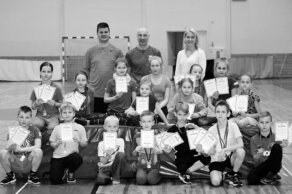 Smiltenes sporta skolas jaunāko grupu vieglatlēti, treneru Ingara Grēna un Sindijas Grēnas audzēkņi izcīnījuši pavisam 23 medaļas Vidzemes sporta skolu sacensībās (fotografēšanās laikā visi medaļnieki nebija klāt). Aug jaunā maiņa vieglatlētikas tradīciju turpināšanai, priecājas arī treneris Guntars Markss (aizmugurē vidū). 

Autors:  SANDRA PĒTERSONE  