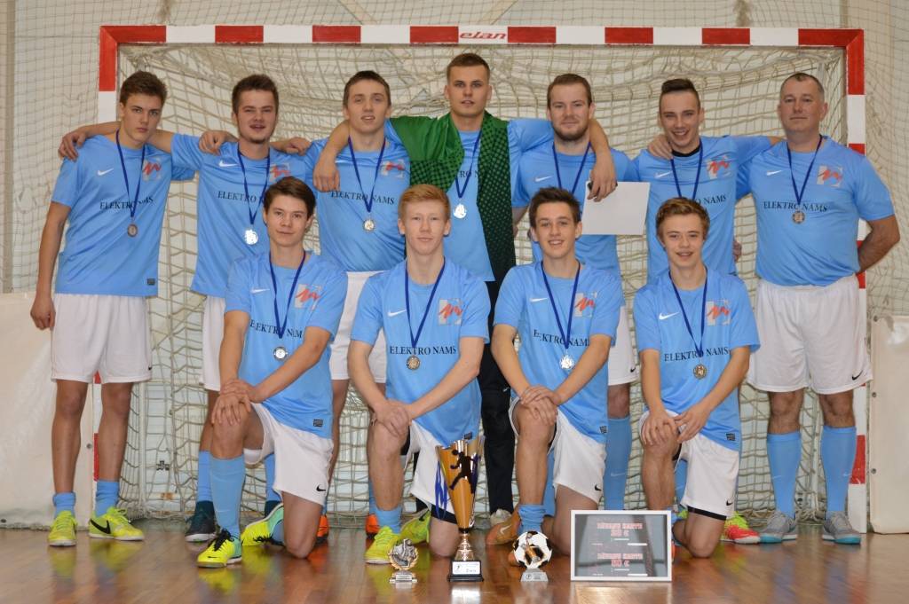  Vidzemes čempionātā telpu futbolā no smilteniešu komandām visaugstāk - 2. vietā - tika komanda “Elektronams”: pirmajā rindā no kreisās Reinis Putrālis (čempionāta rezultatīvākais spēlētājs), Artūrs Stūris, Kristers Aldis Puriņš, Mārtiņš Rakštelis; otrajā rindā no kreisās Toms Mežulis, Jānis Kauškals, Jānis Ērglis, Dagnis Sausais (čempionāta labākais vārtsargs), Dairis Zariņš, Pēteris Ķepītis, Oskars Mucenieks.
Autors: SANDRA PĒTERSONE
