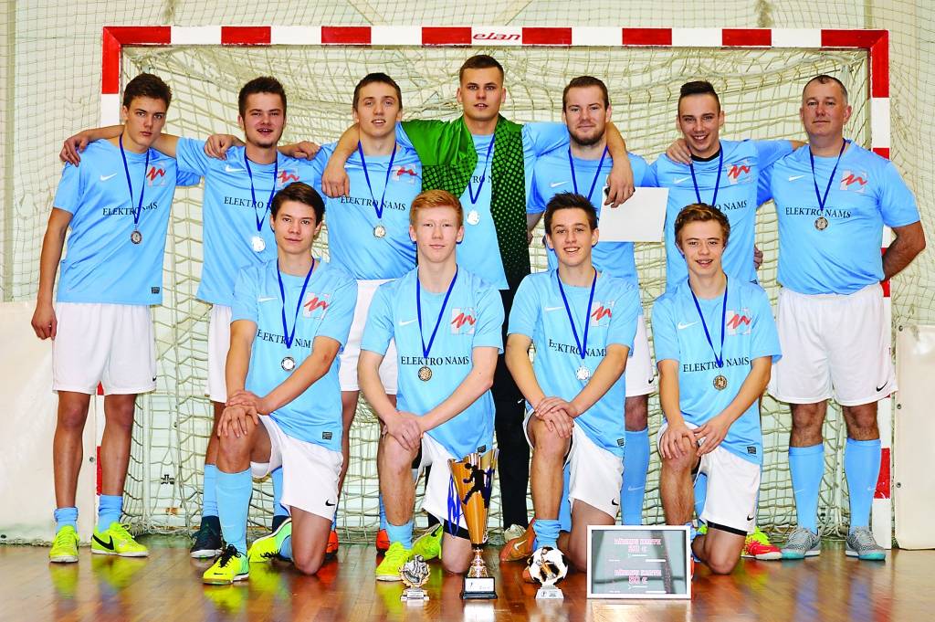 Vidzemes čempionātā telpu futbolā no smilteniešu komandām visaugstāk - 2. vietā - tika komanda “Elektronams”. Pirmajā rindā no kreisās: Reinis Putrālis (čempionāta rezultatīvākais spēlētājs), Artūrs Stūris, Kristers Aldis Puriņš, Mārtiņš Rakštelis; otrajā rindā no kreisās: Toms Mežulis, Jānis Kauškals, Jānis Ērglis, Dagnis Sausais (čempionāta labākais vārtsargs), Dairis Zariņš, Pēteris Ķepītis, Oskars Mucenieks.                              
Autors:  SANDRA PĒTERSONE