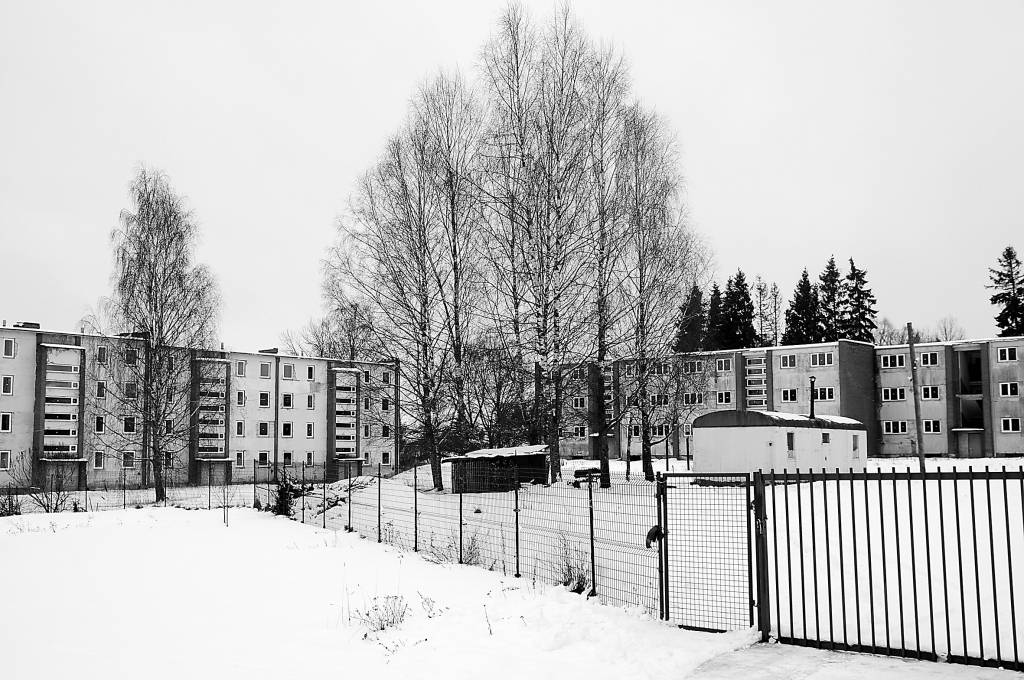 Klusums, kas valda kopmītņu pagalmā, ir tikai pagaidām. Kad būs investīcijas, darbi notiks, sola pāscvaldība. 
                                                                                                                                                                                  
Autors:  AIVARS ZILBERS