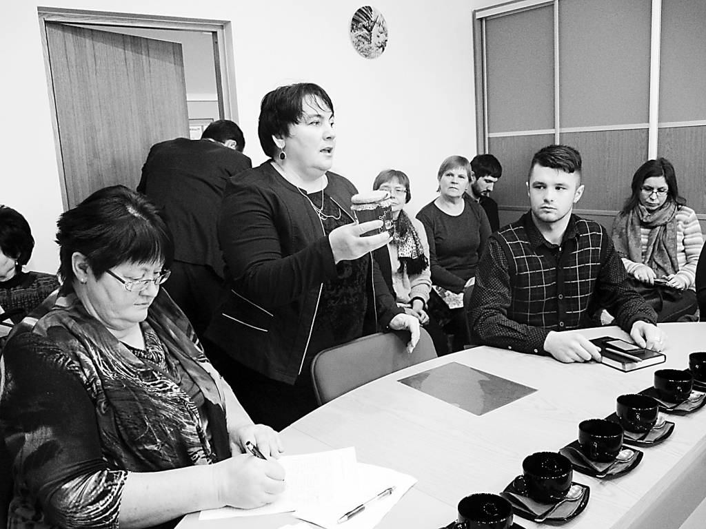 Valkas novada domes lauku attīstības un kooperācijas speciāliste Sniedze Ragže uzteic Kārķu pagasta zemnieku saimniecības “Dzintari” biškopja Igora Ignatjeva atsaucību, kurš piekrita ierosinājumam medu piedāvāt kā vienu no novada suvenīriem.   
Autors: INGA KARPOVA