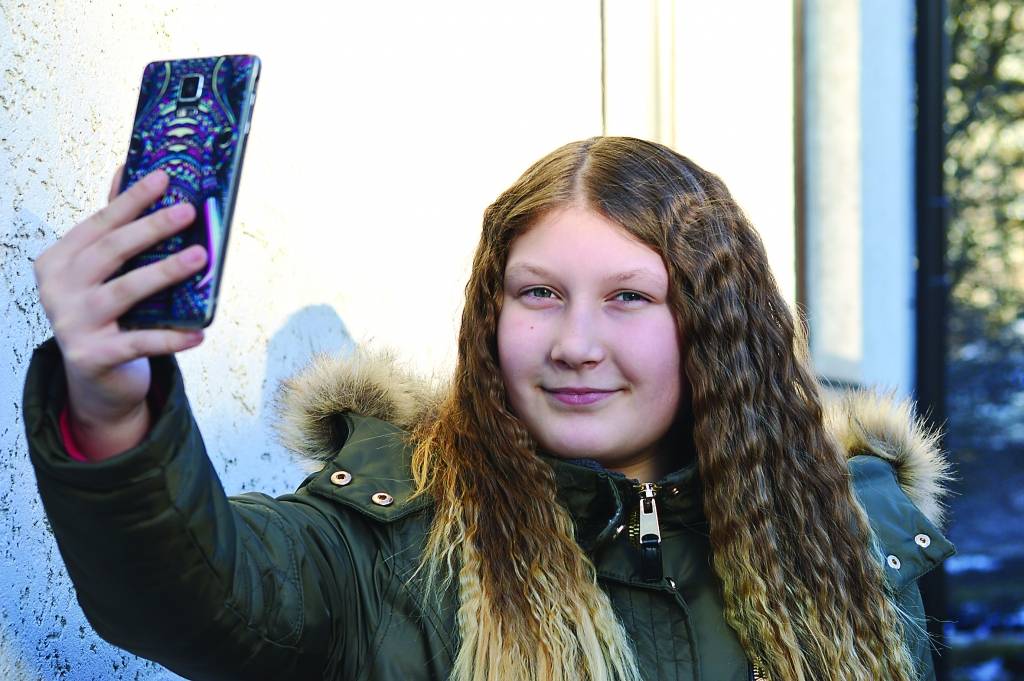 Smiltenes Centra vidusskolas 5.a klases skolniece Evelīna Elizabete Freimane stāsta, ka viena no viņas un draudzeņu iemīļotākajām nodarbēm esot selfiju (pašportretu) uzņemšana.                                        
Autors:  SANTA SINKA