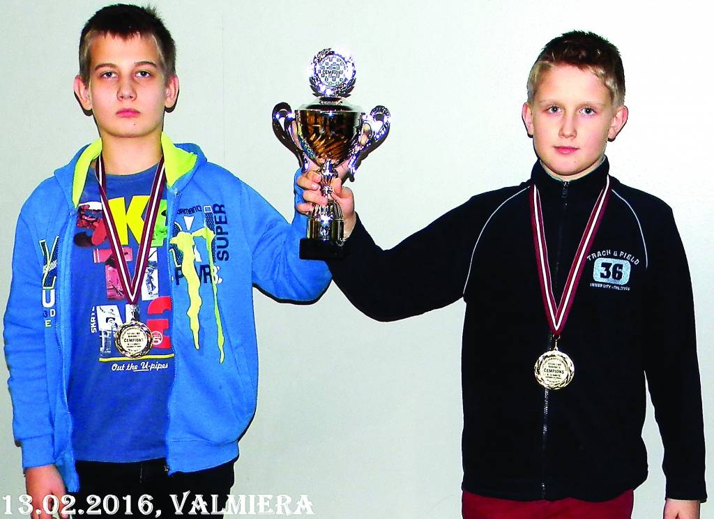 Palsmanietis Kristers Lapiņš (no kreisās) nesen kļuvis par trīskārtēju Latvijas čempionu dambretē sava vecuma grupā (attēlā kopā ar komandas dalībnieku Rodrigo Juganu, uzvarot vēl citā  Latvijas dambretes čempionātā - komandām).                                                                       
Autors:   INGA MILLERE