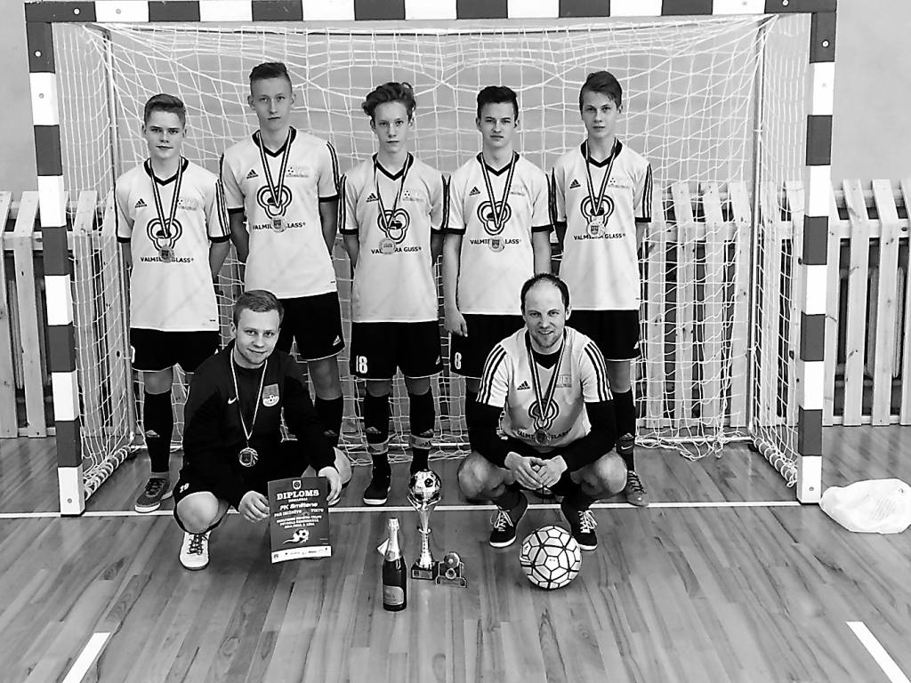 Komandas “FK Smiltene” jaunieši, trenera Raimonda Dūmiņa audzēkņi, Smiltenes novada telpu futbola turnīra kopvērtējumā piekāpās tikai spēcīgajai Valmieras komandai “Kvartāls”. “FK Smiltene” pamatsastāvā spēlē: 1. rindā no kreisās vārtsargs Mairis Paeglis, Raimonds Dūmiņš (čempionāta rezultatīvākais spēlētājs); 2. rindā no kreisās  Ričards Rullis, Tomass Ozols, Artūrs Žēbins, Jānis Mežiels un Rinalds Kaņipovs.                
Autors:  ARNIS PLATPĪRS