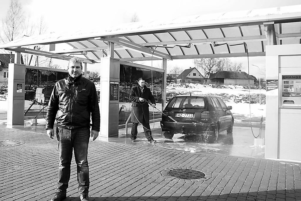 SIA “Wash&Go” valdes priekšsēdētājs Egils Skride (priekšplānā) Smiltenē atver pirmo pašapkalpošanās automazgātavu.                        
Autors: FOTO: SANTA SINKA