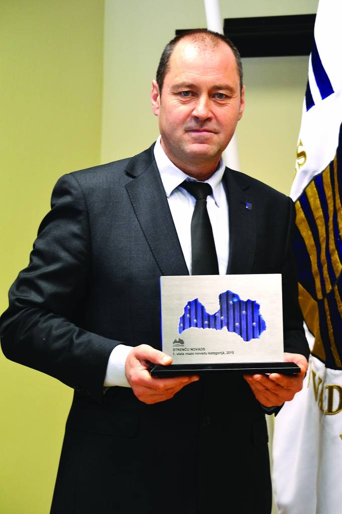 Strenču novads jau otro gadu pēc kārtas uzvarējis pašvaldību e-vides novērtējumā. Ko tas nozīmē, ikdienā izjūt arī viena daļa iedzīvotāju, norāda novada mērs Jānis Pētersons un piebilst, ka saņemtajā balvā ar punktiņu iezīmēti arī Strenči.                                                               
Autors:  SANDRA PĒTERSONE