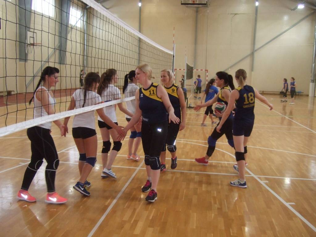 Smiltenes novada čempionāts volejbolā sievietēm tuvojas finiša taisnē, izšķirošās cīņas vēl tikai priekšā.                                    
Autors:  NO PERSONĪGĀ ARHĪVA
