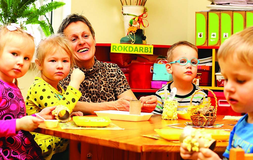 Smiltenes bērnudārza “Pīlādzītis” Rūķu grupiņas audzinātāja Inguna Slapjuma kopā ar audzēkņiem gatavojas Mākslas dienām, kas sāksies nākamajā pirmdienā un ilgs četras dienas.                                                                                                                                                                                                  
Autors:  SANTA SINKA