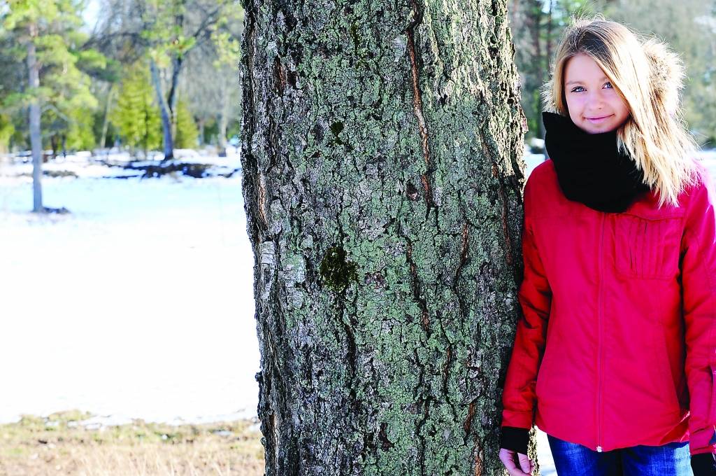 Valcēnietei Alisei Eglei patīk, ja viņai vārdadienā pasniedz baltas tulpes. Parasti pavasara ziedus meitai dāvina tētis.                                   
Autors:   INGA KARPOVA