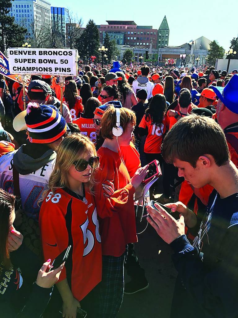 Lai godinātu savus amerikāņu futbola čempionus komandu “Denver Broncos”, parādē  bija sapulcējušies ap divi miljoni cilvēku, visi komandas fani. “Tas tiešām bija iespaidīgi!” secina Elvis Kristiāns Šmulāns (attēlā pa labi).
