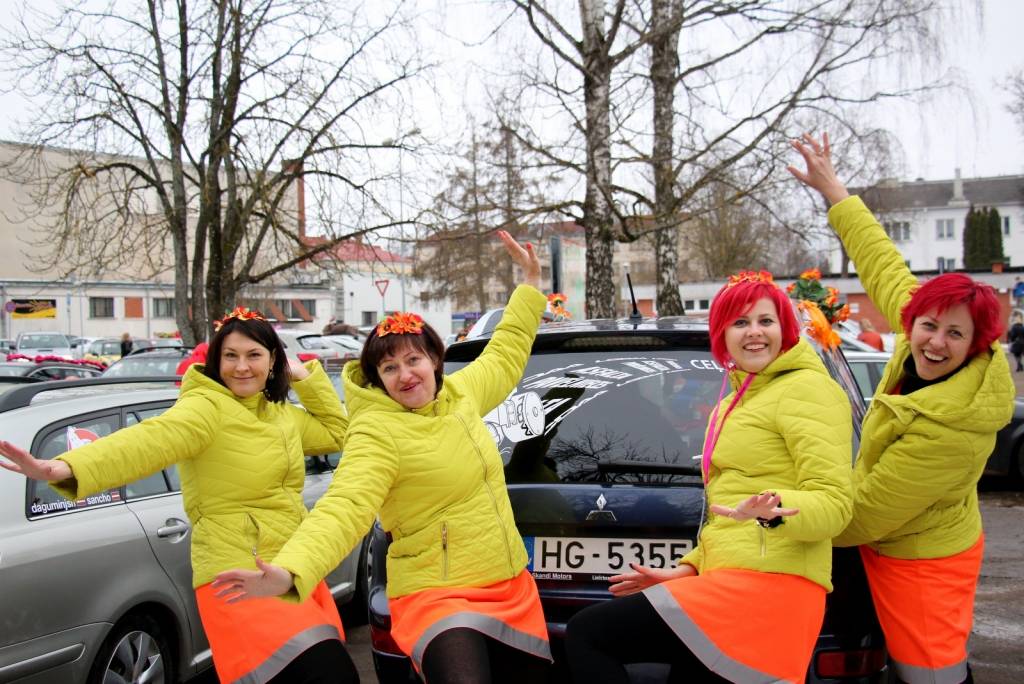 Košas un atraktīvas – tādas ik gadu “Sieviešu dienas rallijā” ir Latvijas Ceļu darbinieku arodu apvienības komandas “Asfalta pavēlnieces” dalībnieces Santa Vaivode (pirmā no kreisās), Helēna Vaitnere, Diāna Skujiņa un Egija Skujiņa.                                                                                                                                                                       