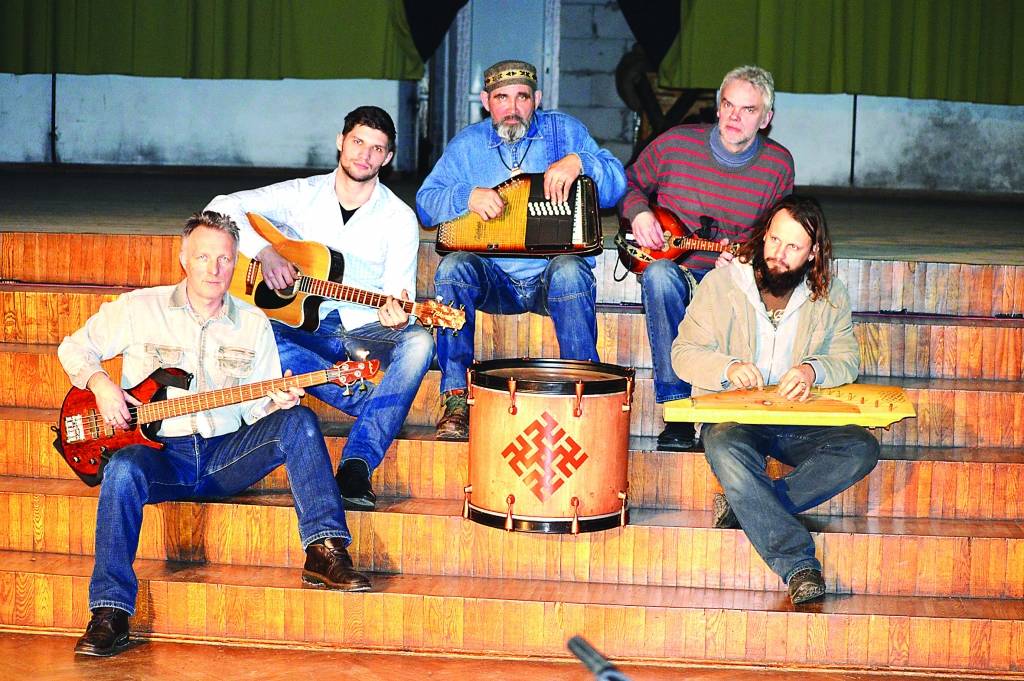 “Vairogi” ir domubiedru grupa, kurā apvienojušies Voldemārs Tjuniņš (no kreisās), Lauris Rozenbaks, Ando Krūze, Uldis Punkstiņš un Mārtiņš Āboliņš.                                                                                                                
                                                                                                                                                                                                                                                                                                                                                                
Autors:  SARMĪTE OZOLA