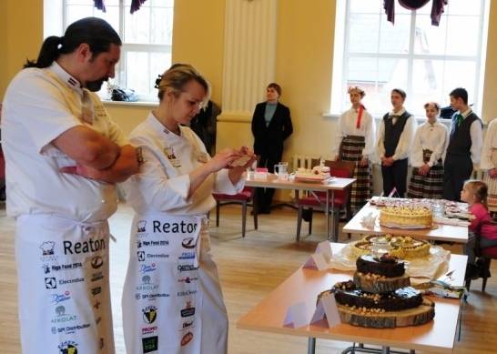 Pērn tēma bija kāzu tortes. Piedalījās 10 dalībnieki ar 11 tortēm. Žūrijas profesionālajā sadaļā darbojās Latvijā pazīstami konditori Maija un Jānis Kairi.
Autors: no arhīva
