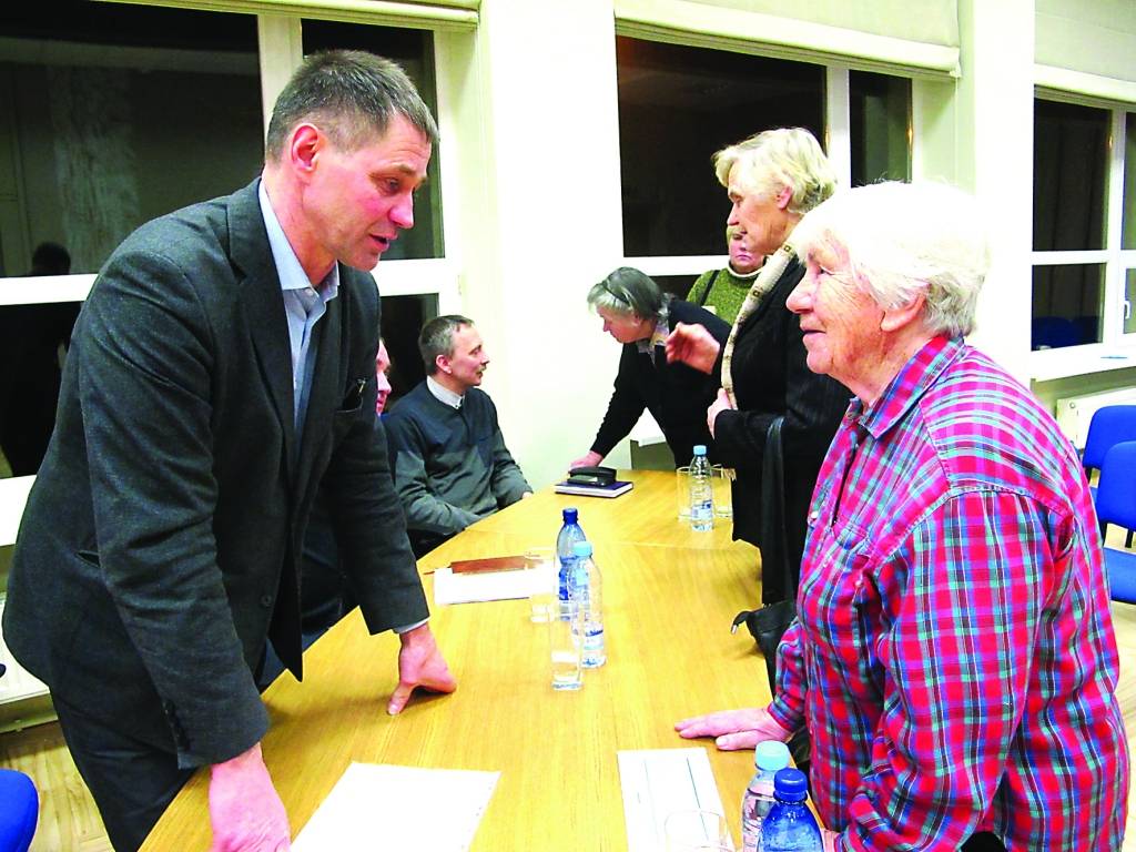 Pēc pirmdienas vakarā notikušās valcēniešu tikšanās ar Valkas novada domes vadību daudzi iedzīvotāji izmantoja izdevību parunāties aci pret aci ar vajadzīgajām amatpersonām.                                                                                                                                                                                                   
Autors:   INGA KARPOVA