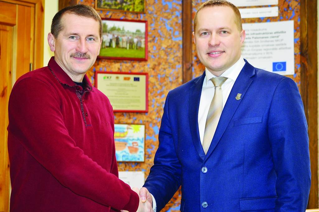 Ukrainas pilsētas Drogobičas jaunievēlētais mērs Tarass Kučma (no kreisās) cer uz labu sadarbību ar Smiltenes novadu un tā domes priekšsēdētāju Gintu Kukaini, lai ukraiņi un latvieši palīdzētu cits citam. 

Autors:  SANDRA PĒTERSONE