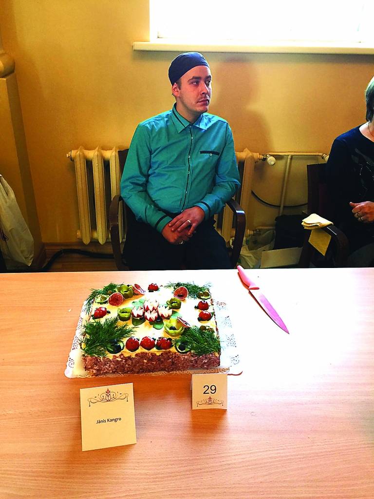 Šogad vienīgais stiprā dzimuma pārstāvis Jānis Kangro piedāvāja sāļo torti.